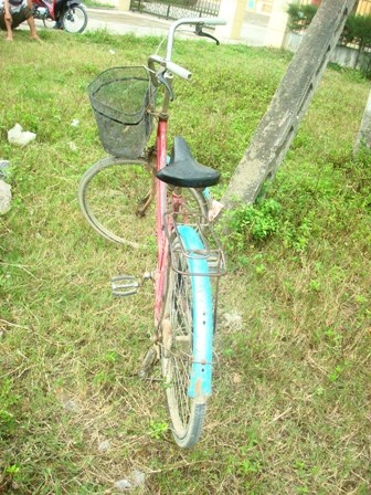 Ông cụ điều khiển xe đạp quá hoảng hốt nên để chiếc xe đạp lại còn mình thì đi mất