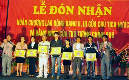 Trao giải thưởng cho các tác giả có tác phẩm đạt giải báo chí truyền du lịch Cửa Lò năm 2012.