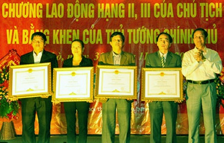 Trao giải thưởng cho các tác giả có tác phẩm đạt giải báo chí truyền du lịch Cửa Lò năm 2012.