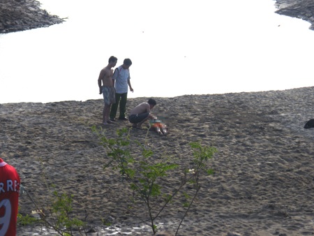 Thi thể em Hiếu được đưa lên bờ