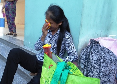 Bà Nguyễn Thị Tâm - bà ngoại cháu Thư nghẹn ngào trước cái chết của cháu mình tại bệnh viện