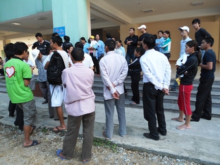 Rất đông người nhà bệnh nhi Thư yêu cầu làm rõ nguyên nhân tử vong của Thư