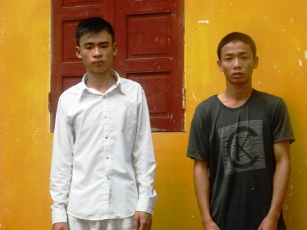 Hai đối tượng Hữu và Hòa tại cơ quan công an