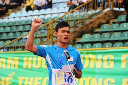 SV Đaị học Vinh thay mặt các VĐV tuyên thệ thi đấu tinh thần đoàn kết, trung thực, cao thượng.