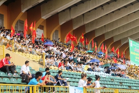 Đông đảo các cổ động viên cổ vũ cho các VĐV tham gia giải thành công.
