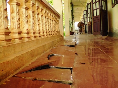 Sau đợt mưa lũ tháng 9/2012, trường tiểu học Long Thành (Yên Thành) bị hư hỏng nặng