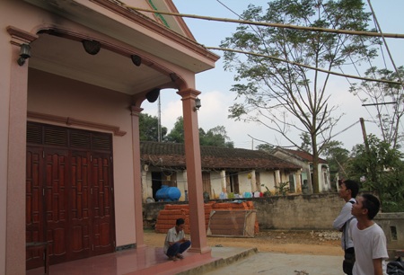 Người dân hiếu kỳ đến xem ong làm tổ ở nhà anh Hảo.