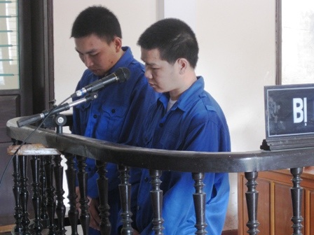 Hai bị cáo Dìn và Bằng trước vành móng ngựa