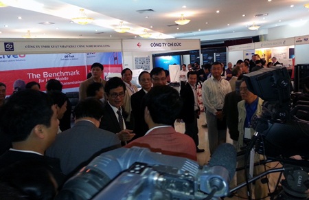 Các đơn vị cung cấp sản phẩm truyền hình giới thiệu các sản phẩm đến khách tham quan