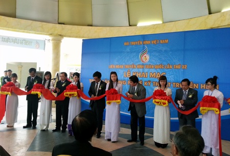 Sáng ngày 19/12, BTC LHTHTQ lần thứ 32 đã khai mạc triển lãm công nghệ kỹ thuật truyền hình