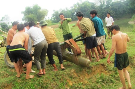 Lực lượng công binh đưa quả bom về khu vực tập kết chờ ngày xử lý