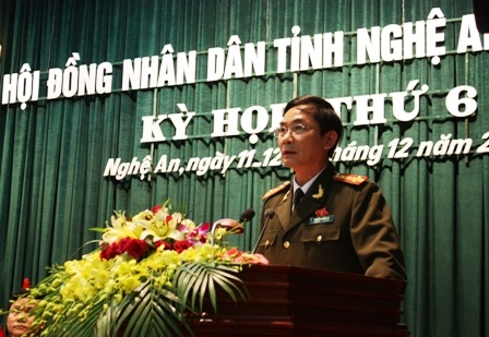 Đại tá Nguyễn Xuân Lâm - Giám đốc Công an tỉnh Nghệ An trả lời chất vấn các đại biểu