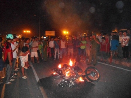 Hiện trường một vụ người dân đốt xe, đánh ngất xỉu cẩu tặc (Ảnh: Doãn Hòa)