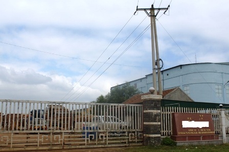 Cần cẩu vướng vào điện cao thế, hai người thương vong