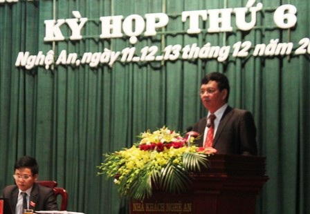  Ông Phan Thanh Tịnh - Giám đốc Sở Công thương Nghệ An trả lời chất vấn các đại biểu