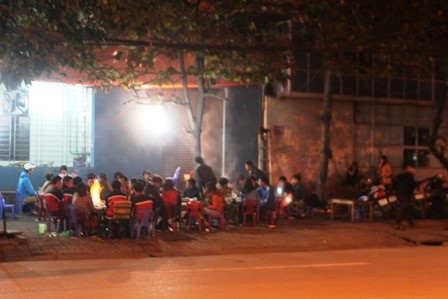 Tại các quán vỉa hè đông khách đón chào năm mới (Ảnh: Doãn Hòa).