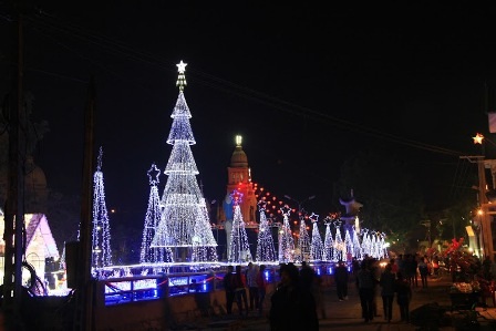 Hàng vạn người đổ đến các nhà thờ đêm Noel để cầu mong an lành