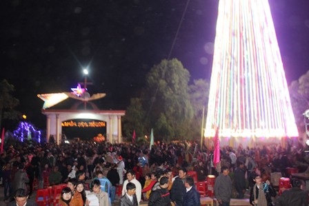 Chiêm ngưỡng cây thông Noel khủng và cầu nguyện Giáng sinh an lành