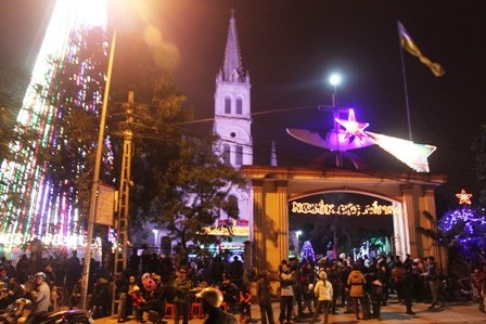 Chiêm ngưỡng cây thông Noel khủng và cầu nguyện Giáng sinh an lành