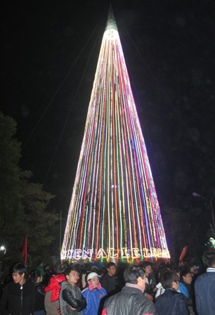 Cây thông Noel khủng tại giáo xứ Cầu Rầm, TP Vinh lộng lẫy trong đêm Giáng sinh (Ảnh: Nguyễn Duy)
