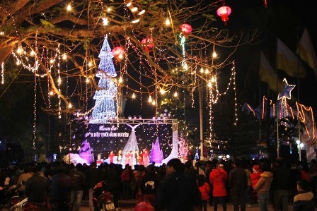 Hàng vạn người đổ đến các nhà thờ đêm Noel để cầu mong an lành