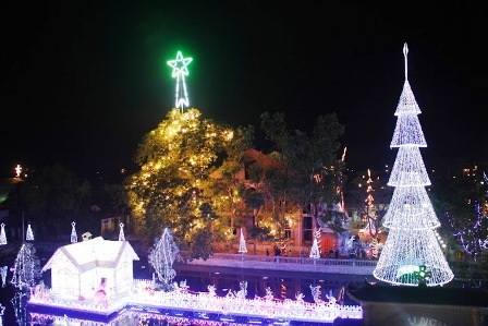 Hàng vạn người đổ đến các nhà thờ đêm Noel để cầu mong an lành