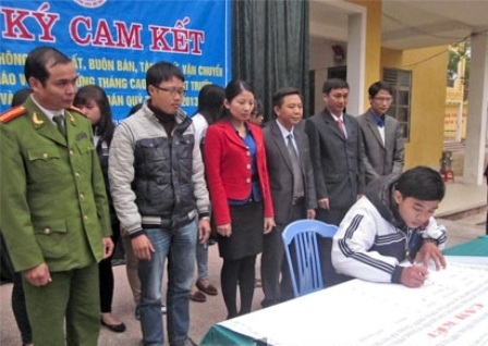 Liên tiếp phát hiện, bắt giữ nhiều vụ vận chuyển, tàng trữ pháo nổ - 2 Các trường học trên địa bàn Nghệ An ký cam kết phòng chống pháo nổ trước, trong và sau tết Quý Tỵ