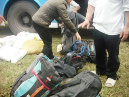 Người ra đi, giờ chỉ còn những ba lô vô tri trở về (Ảnh: Doãn Hòa)