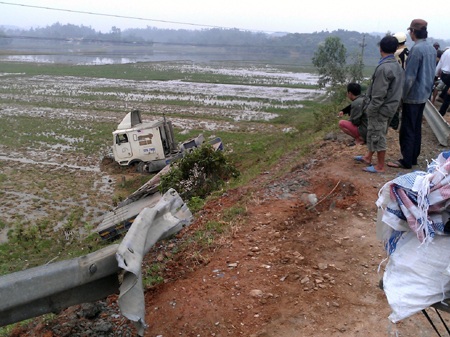 Trước khi lao xuống ruộng, xe container đã đâm gãy hành lang bảo vệ.