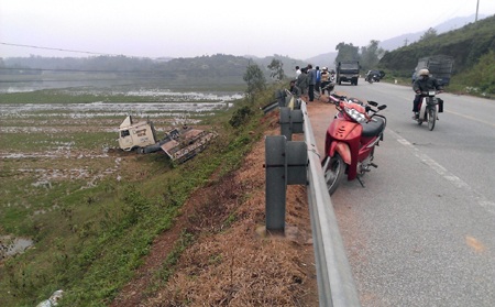 Chiếc xe nằm gọn dưới ruộng đến tận sáng ngày 8/12 vẫn chưa được cẩu lên.