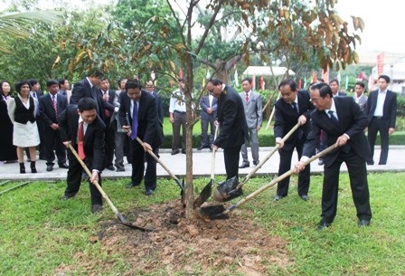 Các đại biểu trồng cây lưu niệm tại Khu lưu Chủ tịch Hồ Chí Minh