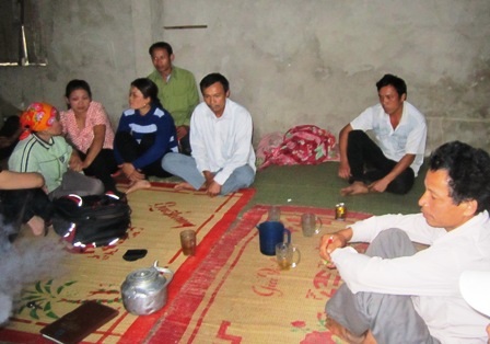 Bạn bè, hàng xóm gia đình anh Tiến đến chia sẻ với gia đình