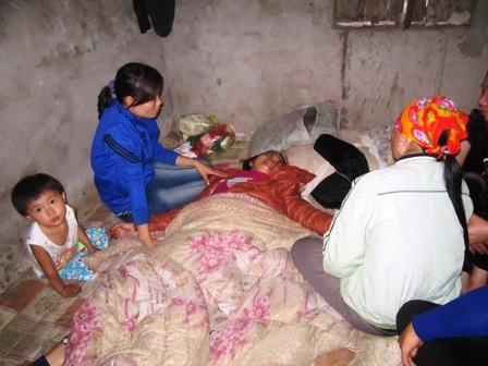 Chị Lý - mẹ N. ngất lên ngất xuống khi hay tin con mình bị giết hại trong vườn mía