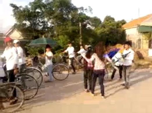 Cư dân mạng lại xôn xao clip nữ sinh đánh nhau - 2 Nhiều học sinh chứng kiến vụ việc nhưng không dám vào can ngăn