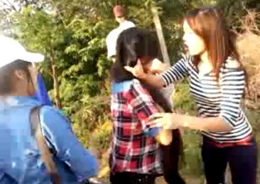 Cư dân mạng lại xôn xao clip nữ sinh đánh nhau - 3 Sở GD - ĐT Nghệ An đang yêu cầu trường Dân lập Sào Nam xác minh vụ việc