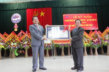 Đồng chí Đuông Chít Chăng xay Vàng trao bức tranh lưu niệm cho Hội hữu nghị Việt- Lào Nghệ An