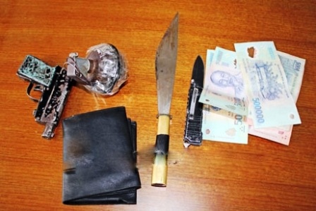 Cảnh sát cơ động truy bắt 9X tàng trữ vũ khí “nóng” - 2 Tang vật thu giữ trong người của Nghĩa