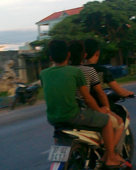 Đèo 3 không mũ bảo hiểm.