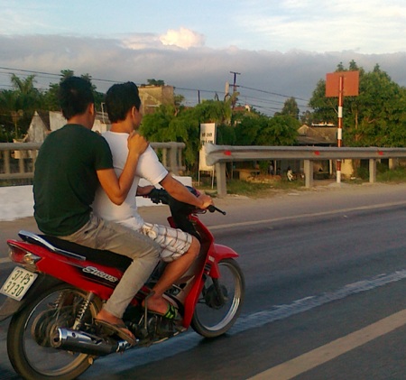 Đèo 3 không mũ bảo hiểm.