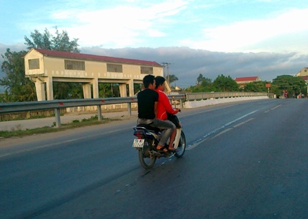 Đèo 3 không mũ bảo hiểm.