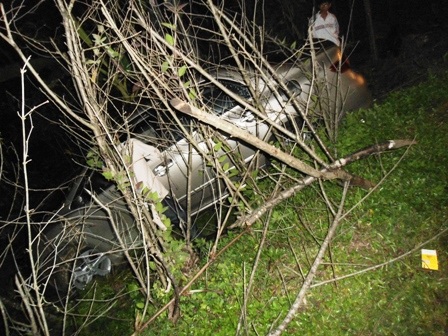 Chiếc ô tô con nằm đổ nghiêng bên đường