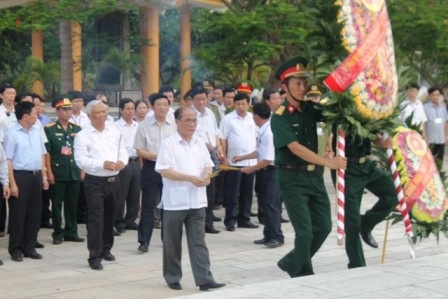 Chủ tịch Quốc hội dâng hương tại nghĩa trang liệt sỹ Việt - Lào