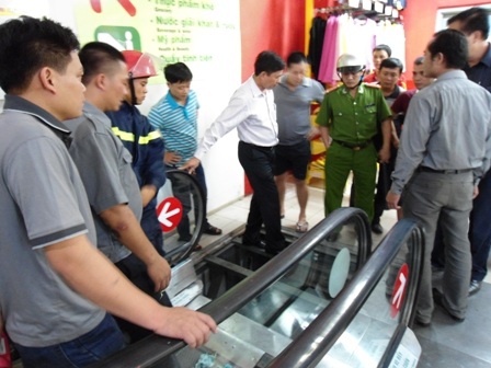 Do cháu Hải bị kẹt cứng vào thang máy nên công tác cứu hộ gặp nhiều khó khăn