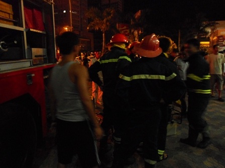 Lực lượng cảnh sát PCCC CA tỉnh Nghệ An được điều động đến để giải cứu cháu bé