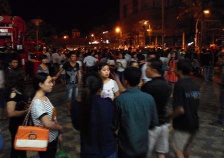 Hàng trăm người dân theo dõi vụ việc