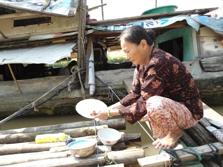 Mọi sinh hoạt của gia đình bà Thanh đều ở trên chiếc thuyền ọp ép rách nát
