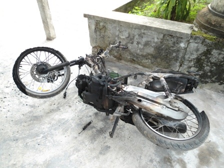Chiếc xe máy của hai đối tượng bị đốt cháy trơ khung
