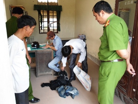 Một số quần áo, dụng cụ bắt chó được cơ quan thu giữ được để điều tra.