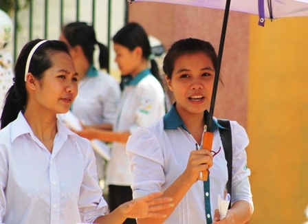 Thí sinh rời phòng thi môn Văn sáng nay. (Ảnh: Doãn Hòa)