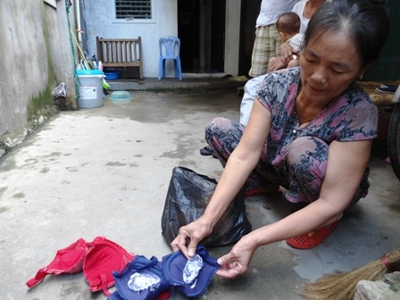 Bà Hà tá hỏa khi phát hiện cả 5 chiếc áo ngực đều chứa thuốc lạ